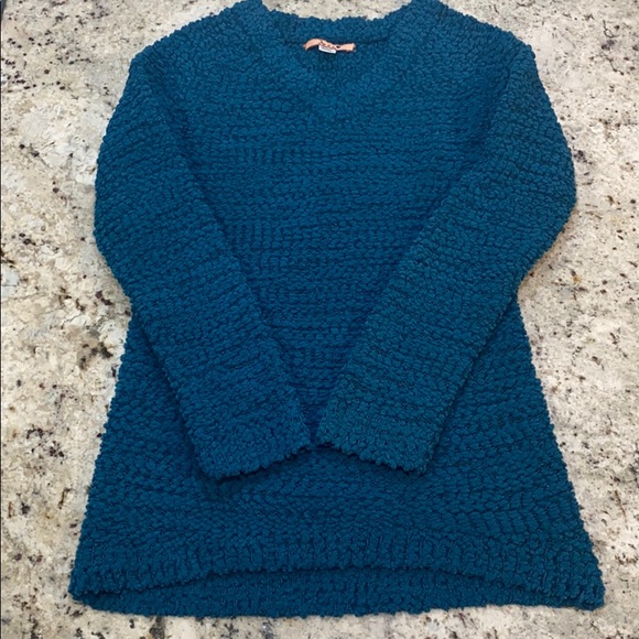 V-Neck Pullover, High-Low Style - Picture 2 of 6